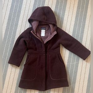 Patagonia little girls coat
Eggplant color size 3-4yrs 
Good condition